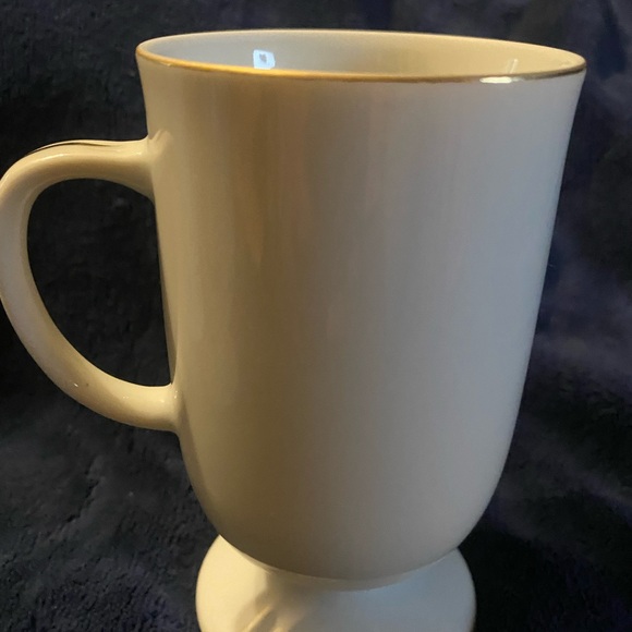 4 Vintage floral pedestal gold trim mugs - Picture 5 of 5